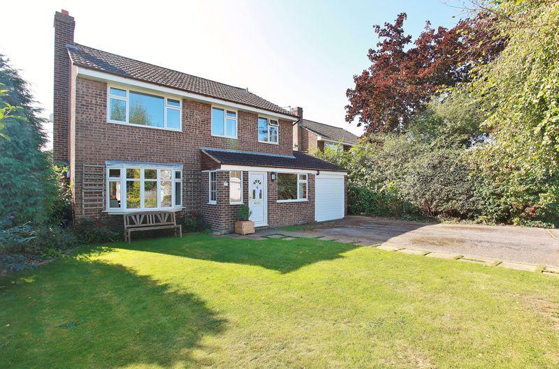 4 bedroom detached house for sale in 12 Chipperfield Park Road, Bloxham ...