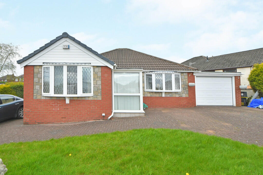 3 bedroom detached bungalow for sale in Midhurst Close, Packmoor, Stoke On Trent, ST7