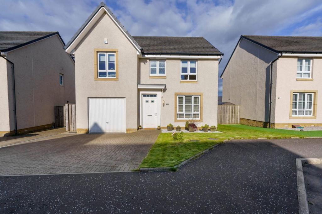 4 bedroom detached house for sale in Balgownie Drive, Cumbernauld