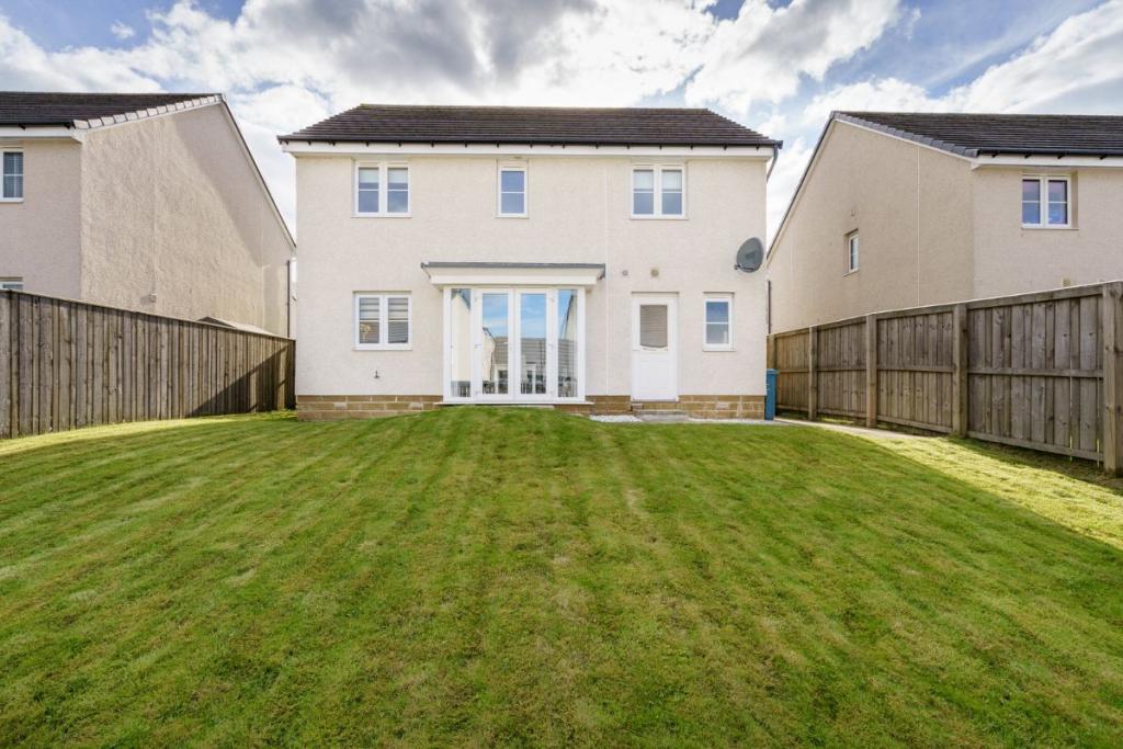 4 bedroom detached house for sale in Balgownie Drive, Cumbernauld