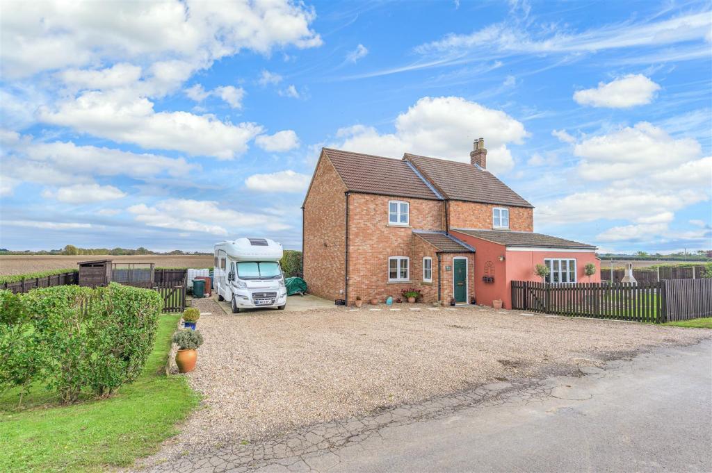 4 bedroom detached house for sale in Twenty Foot Drain Bank, New