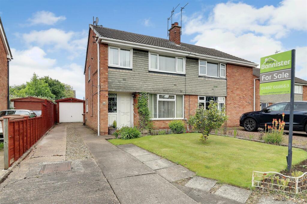 3 bedroom semidetached house for sale in West Hall Garth, South Cave, HU15