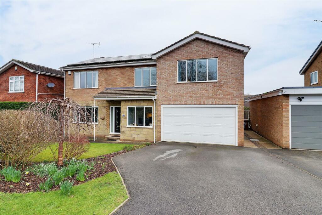 5 bedroom detached house for sale in Stockbridge Road, Elloughton, HU15