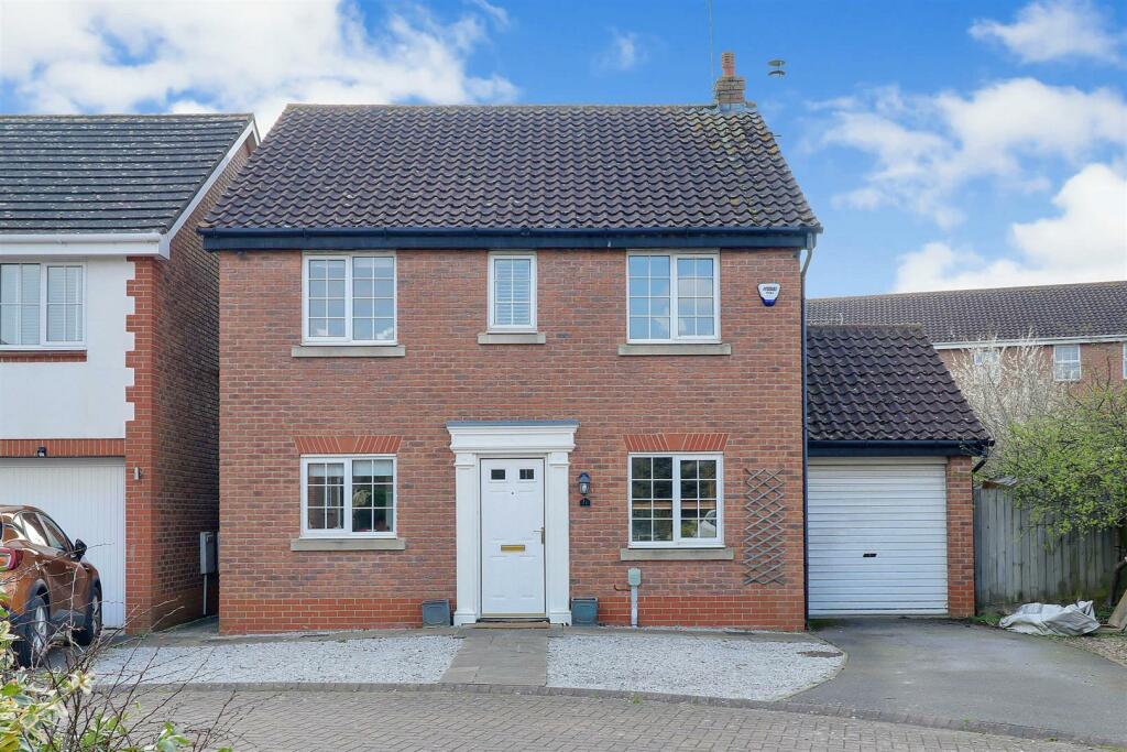 4 bedroom detached house for sale in Trent Walk, Brough, HU15