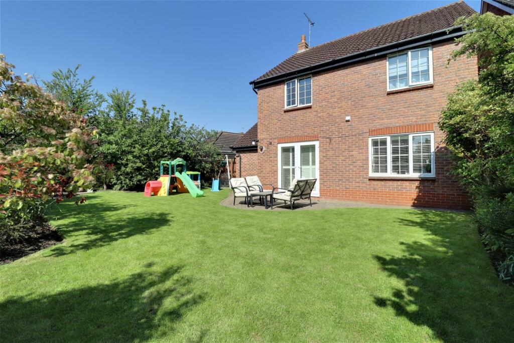 4 bedroom detached house for sale in Trent Walk, Brough, HU15