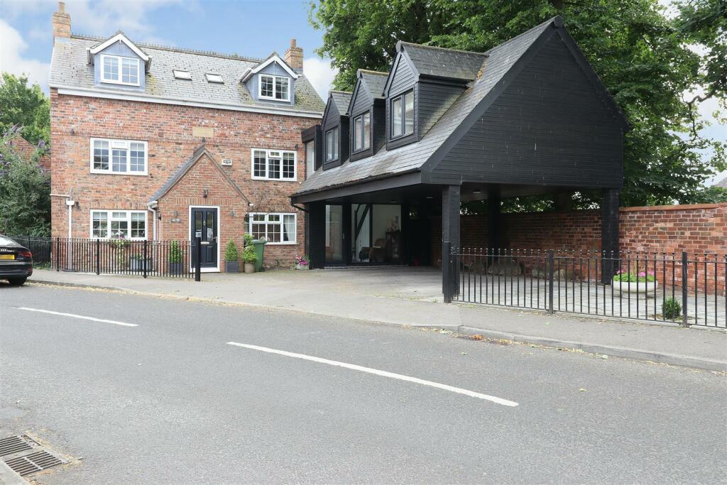 5 bedroom detached house for sale in Welton Road, Brough, HU15