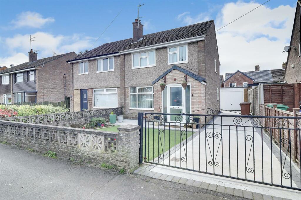 3 bedroom semidetached house for sale in Springfield Avenue, Brough, HU15
