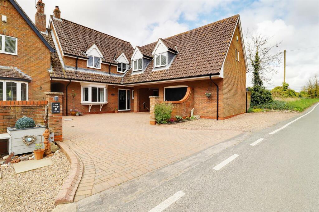 4 bedroom detached house for sale in Cave Lane, Ellerker, HU15