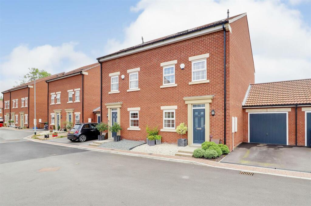 4 bedroom semidetached house for sale in Harrison Croft, Gilberdyke, HU15