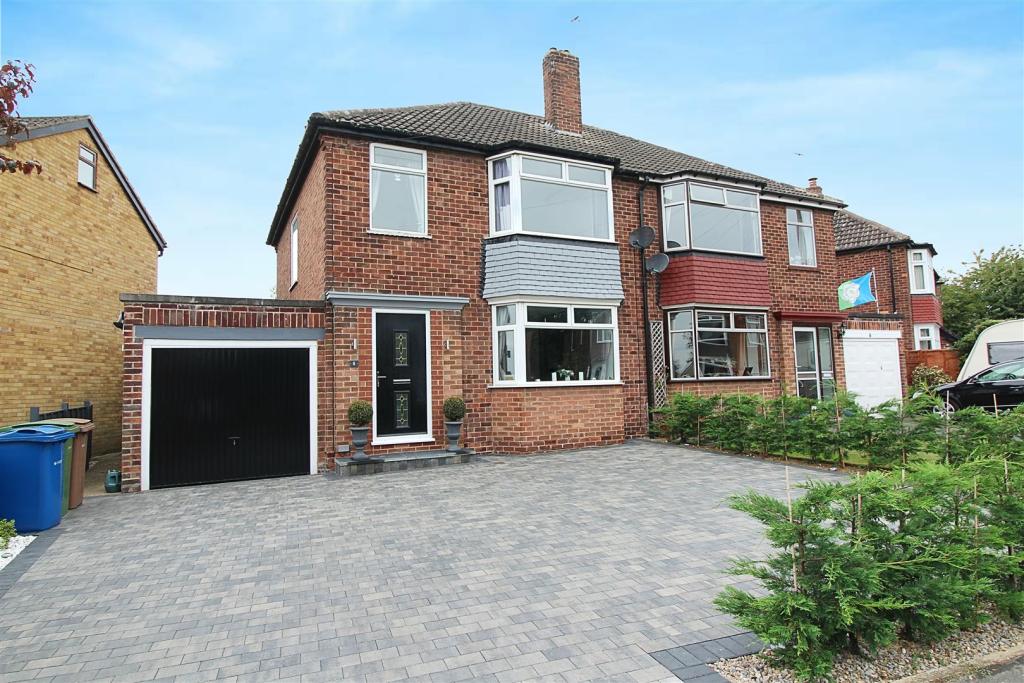 3 bedroom semidetached house for sale in Southfield Drive, North