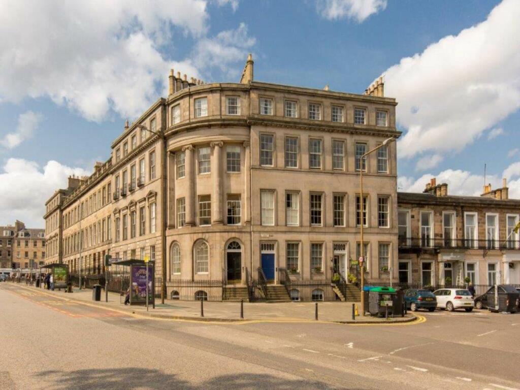 2 bedroom flat for rent in Leopold Place, New Town, Edinburgh, EH7