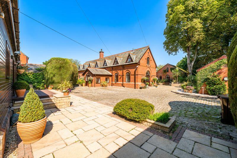 6 bedroom detached house for sale in Springfield Road, Aughton, L39