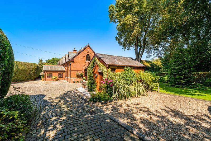 6 bedroom detached house for sale in Springfield Road, Aughton, L39