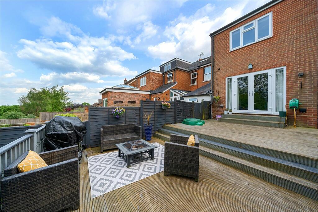 3 bedroom end of terrace house for sale in Alben Road, Binfield