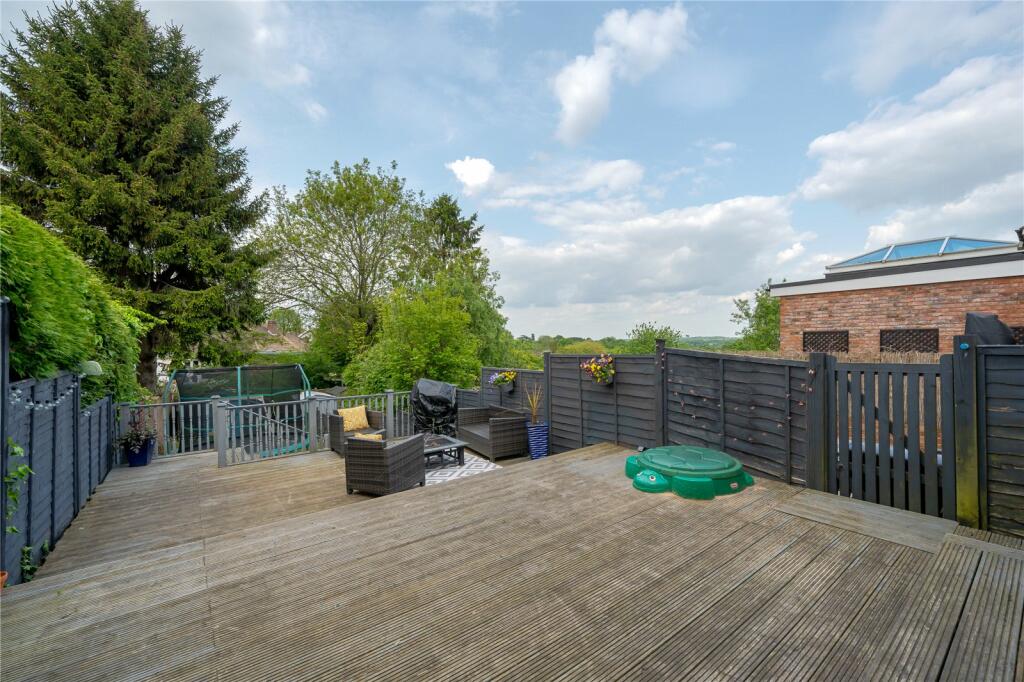 3 bedroom end of terrace house for sale in Alben Road, Binfield