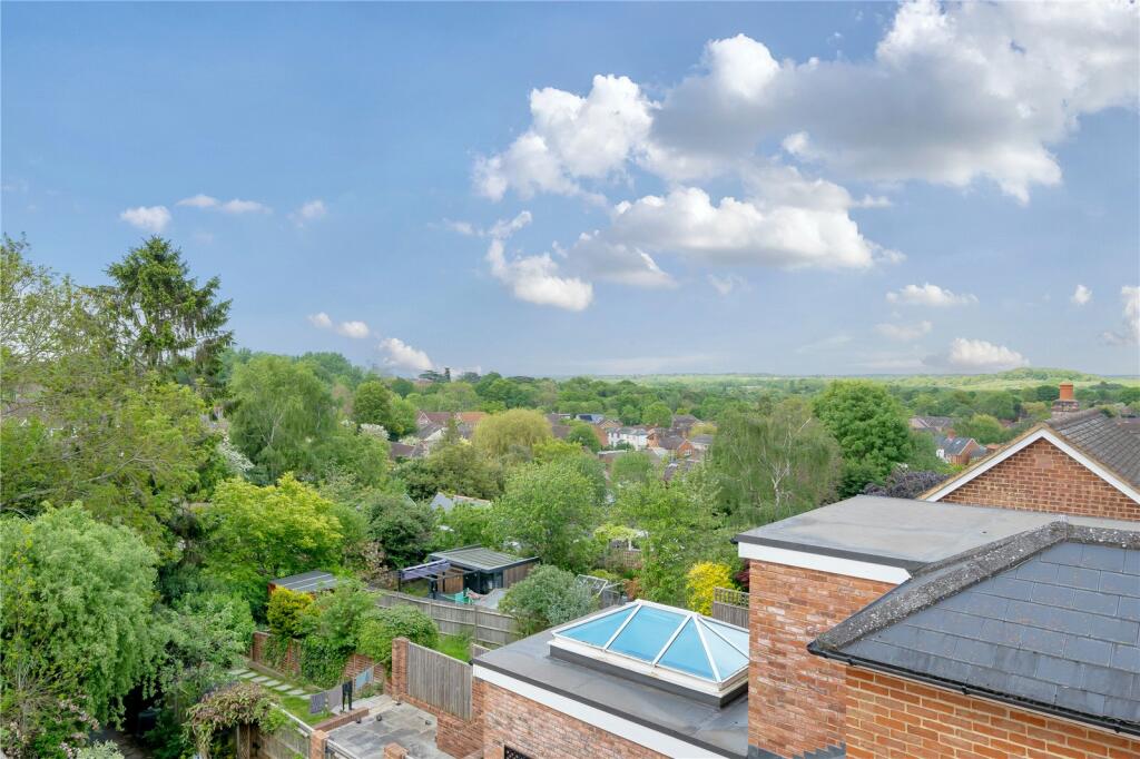 3 bedroom end of terrace house for sale in Alben Road, Binfield