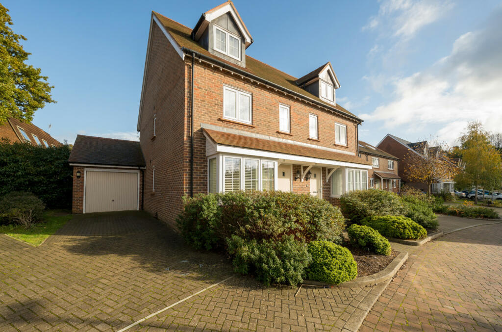 4 bedroom semidetached house for sale in Morshead Drive, Binfield