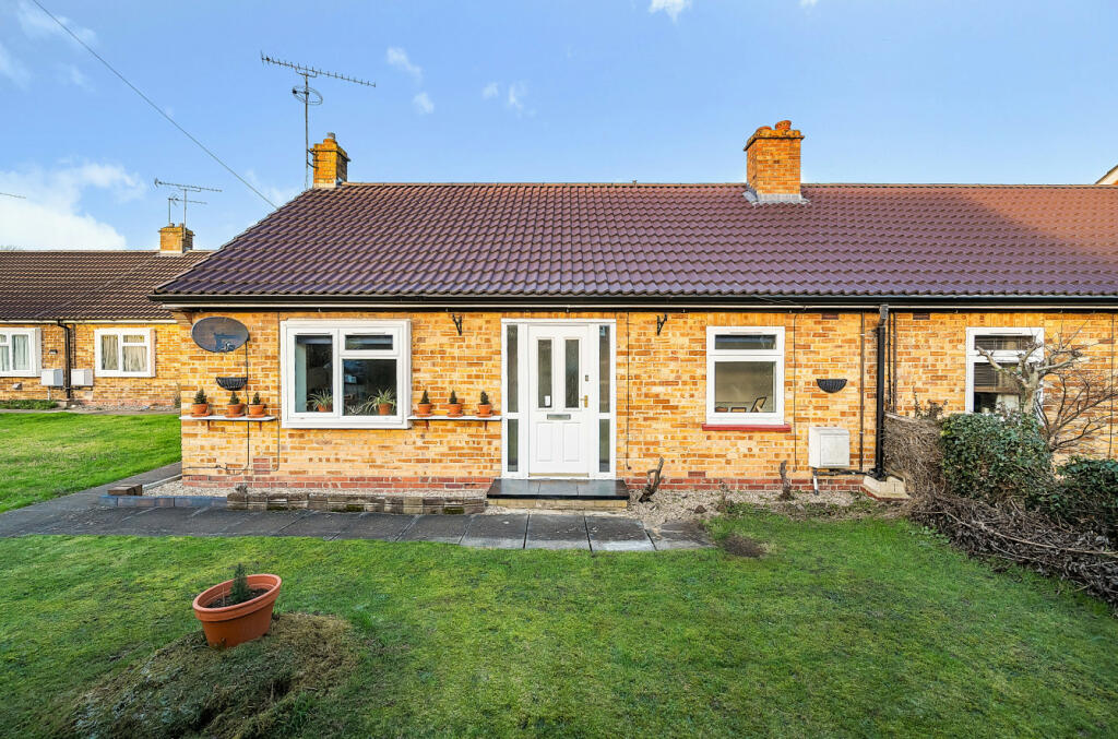 2 bedroom bungalow for sale in Red Rose, Binfield, Bracknell, Berkshire