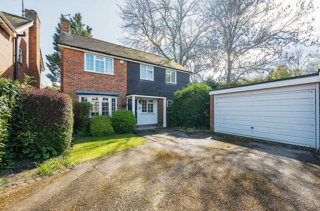 4 bedroom detached house for sale in Hearne Drive, Holyport, Maidenhead