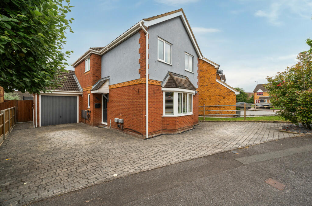 3 bedroom detached house for sale in Dunford Place, Binfield, Bracknell