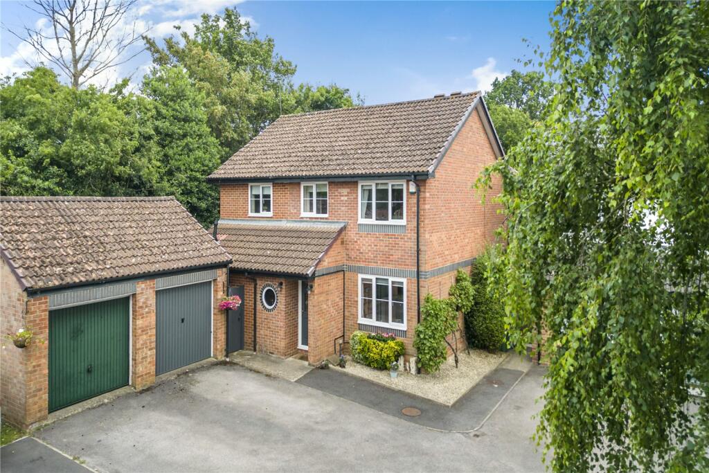 4 bedroom detached house for sale in Wythemede, Binfield, Bracknell