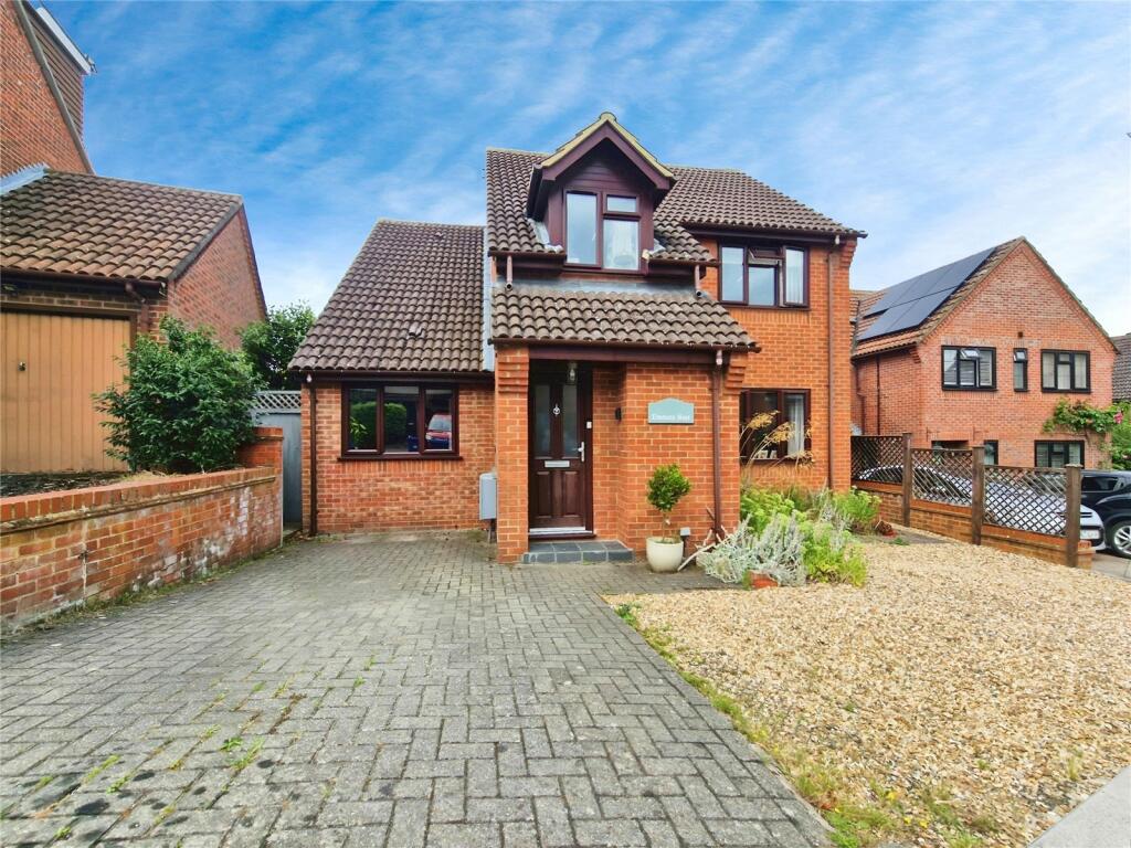 4 bedroom detached house for sale in Emmets Nest, Binfield, Bracknell