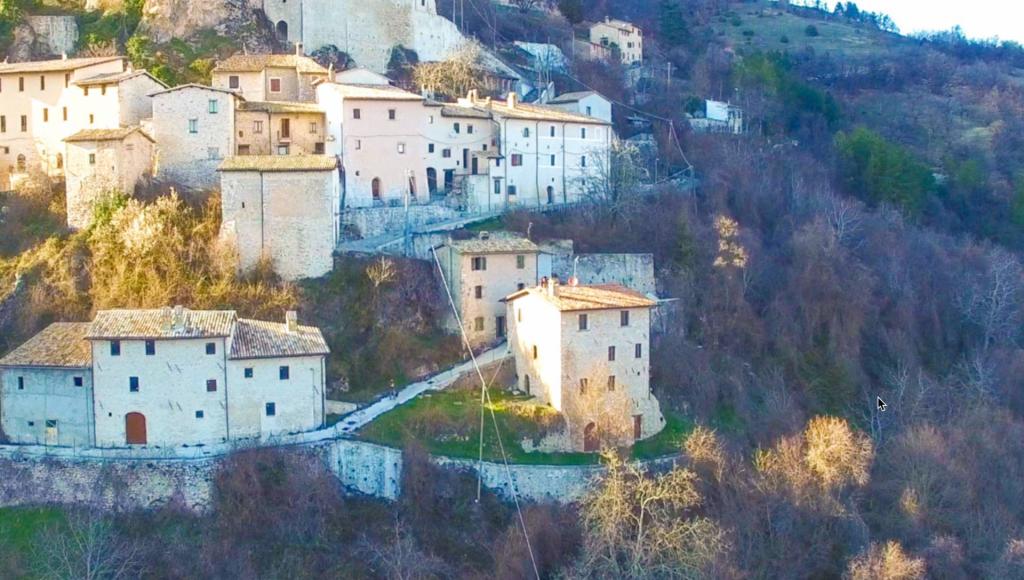 5-bedroom-country-house-for-sale-in-umbria-perugia-sellano-italy