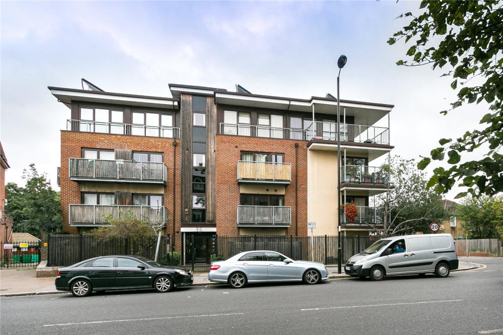 3 bedroom apartment for sale in Beulah Hill, London, SE19