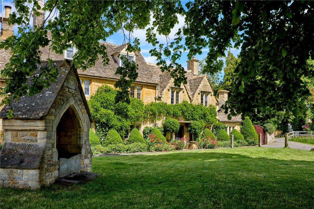 6 bedroom detached house for sale in The Square, Lower Slaughter