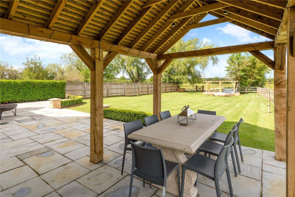 4 bedroom detached house for sale in BartonontheHeath, Moretonin