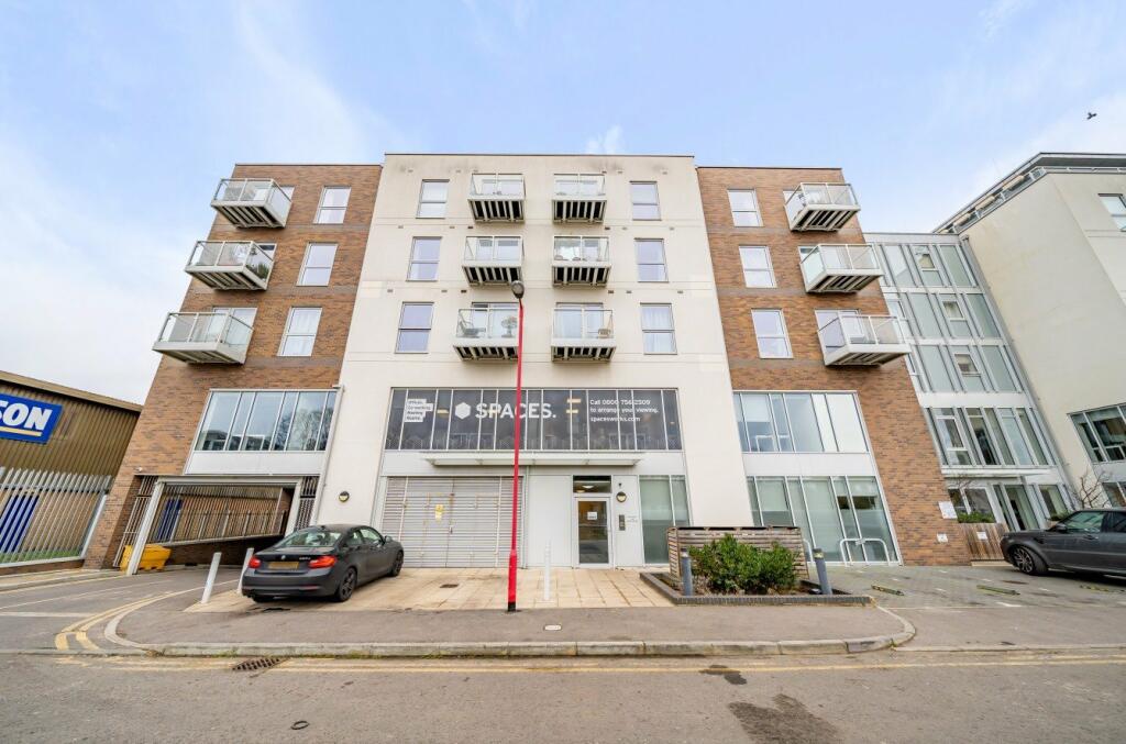 1 bedroom apartment for sale in Station View, Guildford, Surrey, GU1