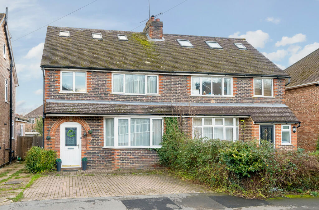 4 bedroom semidetached house for sale in Rydes Avenue, Guildford