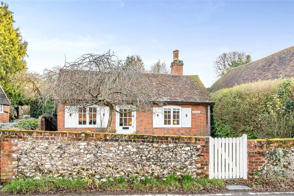2 bedroom bungalow for sale in The Street, East Clandon, Guildford