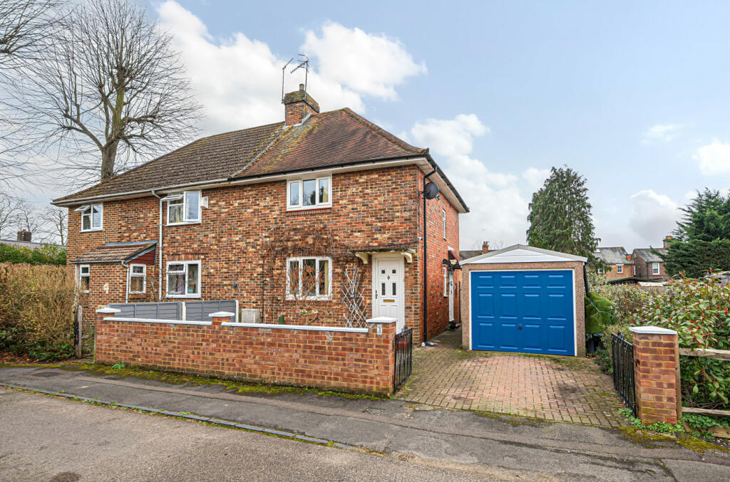 2 bedroom semi-detached house for sale in School Close, Guildford, Surrey, GU1