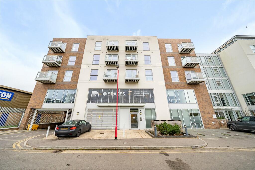 2 bedroom apartment for sale in Station View, Guildford, Surrey, GU1