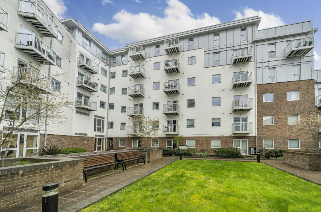 1 bedroom penthouse for sale in Station View, Guildford, Surrey, GU1