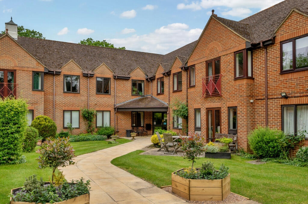 2 bedroom apartment for sale in Ashley Gardens, Shalford, Guildford