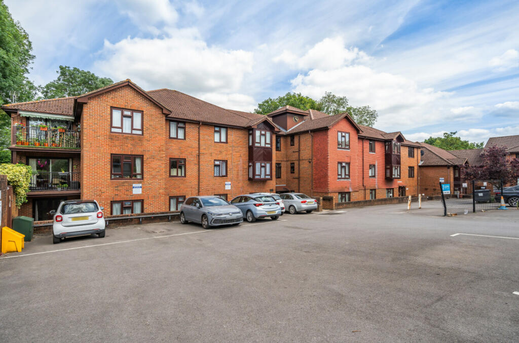 1 bedroom apartment for sale in Francis Court, Worplesdon Road, Guildford, Surrey, GU2