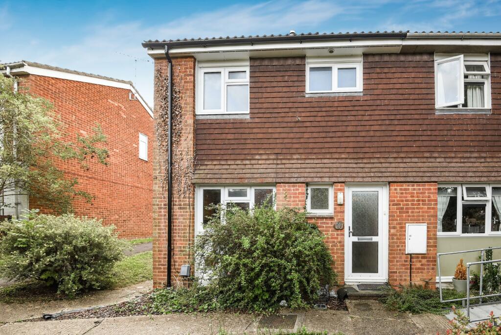 4 bedroom end of terrace house for rent in Rye Close, Guildford, Surrey, GU2