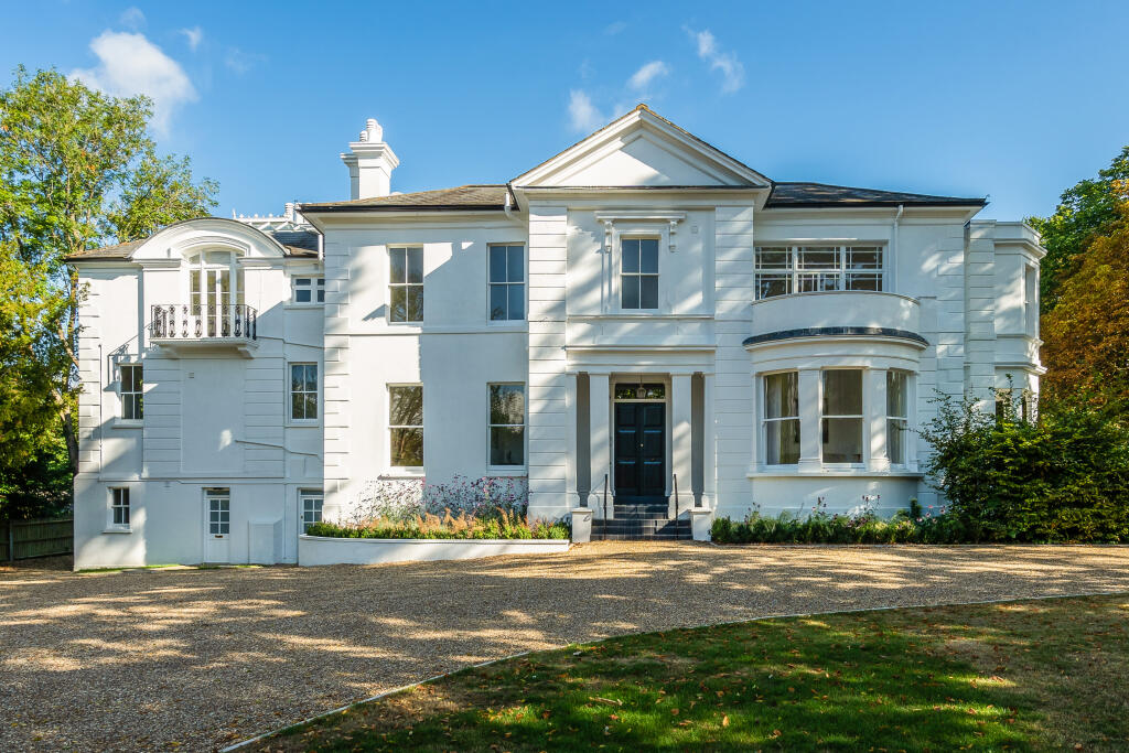 2 bedroom flat for sale in 43 Wray Park Road, Reigate, RH2