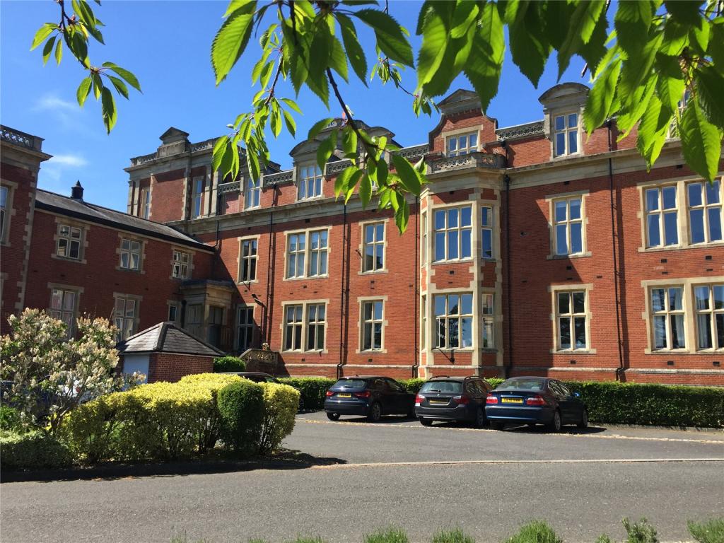 2 bedroom flat for sale in Victoria Court, Royal Earlswood Park, Redhill, Surrey, RH1