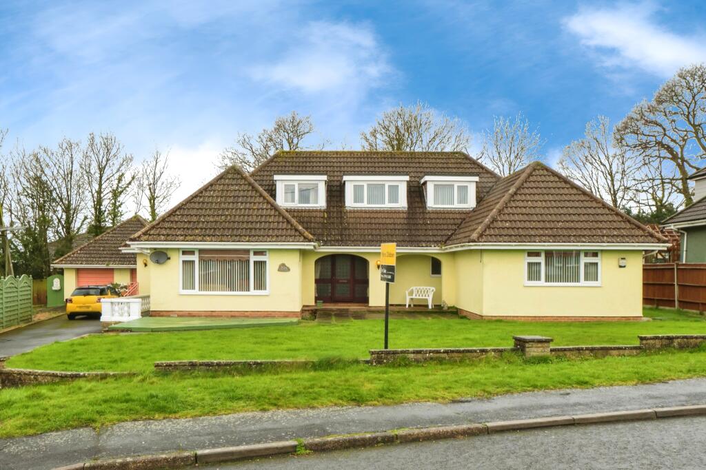 4 bedroom bungalow for sale in Upton Crescent, Nursling, Southampton