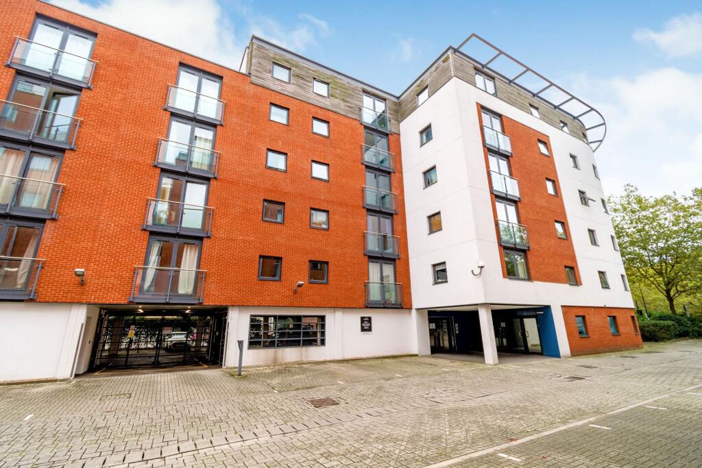2 bedroom flat for sale in Channel Way, Ocean Village, Southampton
