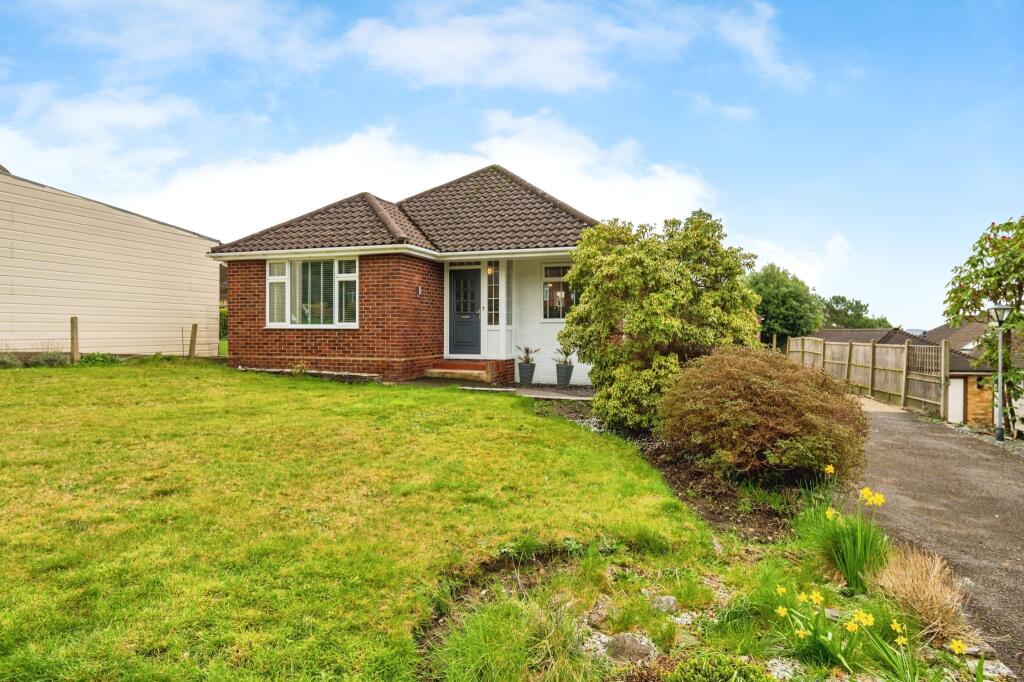 3 bedroom bungalow for sale in Bassett Green Close, Southampton, Hampshire, SO16