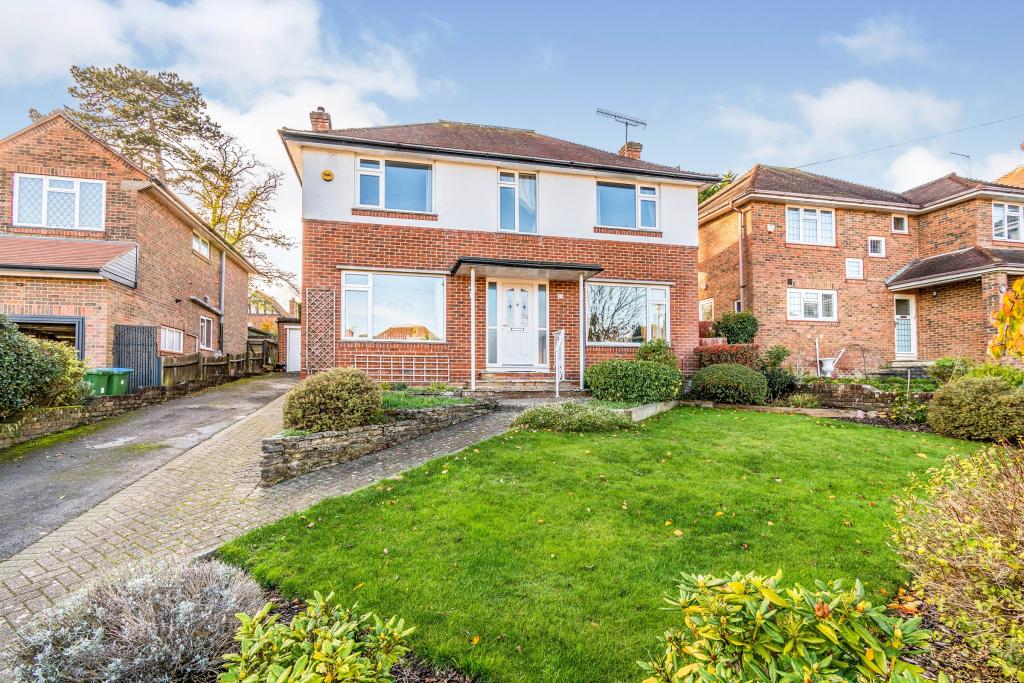 4 bedroom detached house for sale in Denbigh Gardens, Bassett