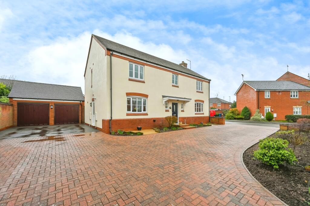 4 bedroom detached house for sale in Swansmoor Drive, Hixon, Stafford