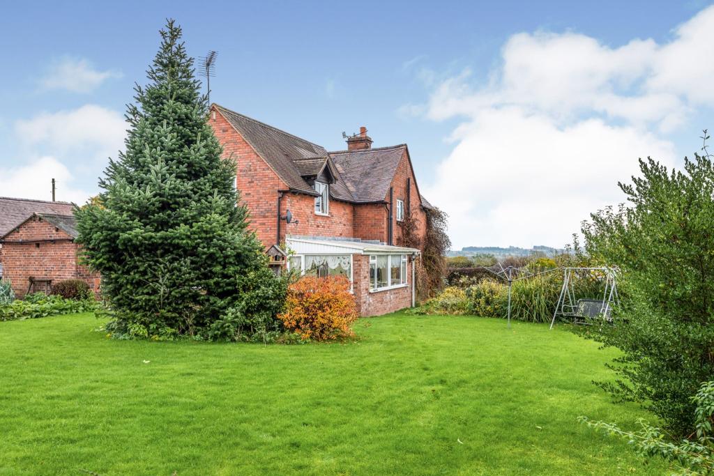 3 bedroom detached house for sale in Yarlet Bank, Yarlet, Stafford