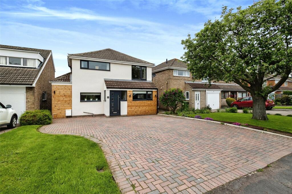 4 bedroom detached house for sale in Meadowfield, Stokesley