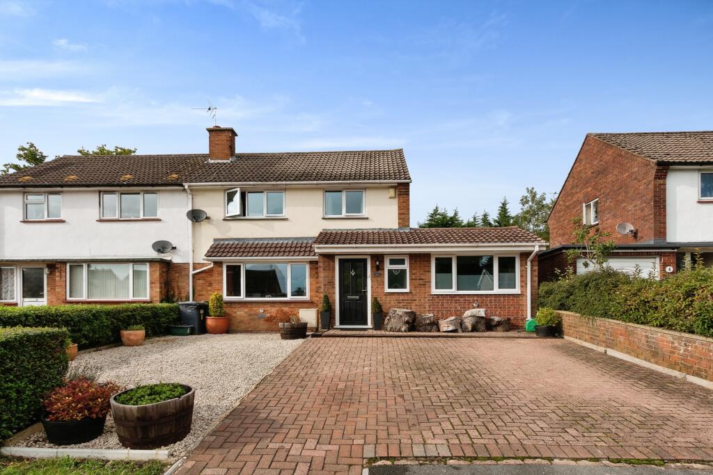 3 bedroom semidetached house for sale in Millers Road, Tadley