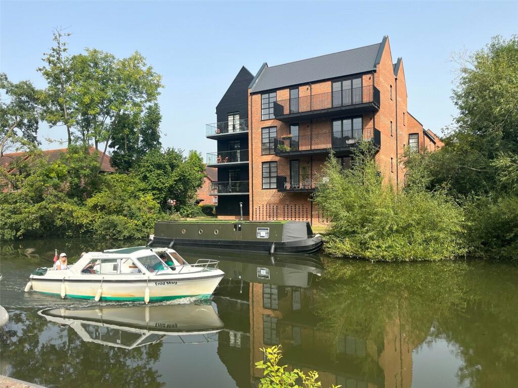 2 bedroom flat for sale in Riverside, Lyons Crescent, Tonbridge, TN9